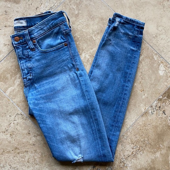 9" High-Rise Skinny Jeans: Destructed-Hem Edition Size: 25 - Picture 4 of 8